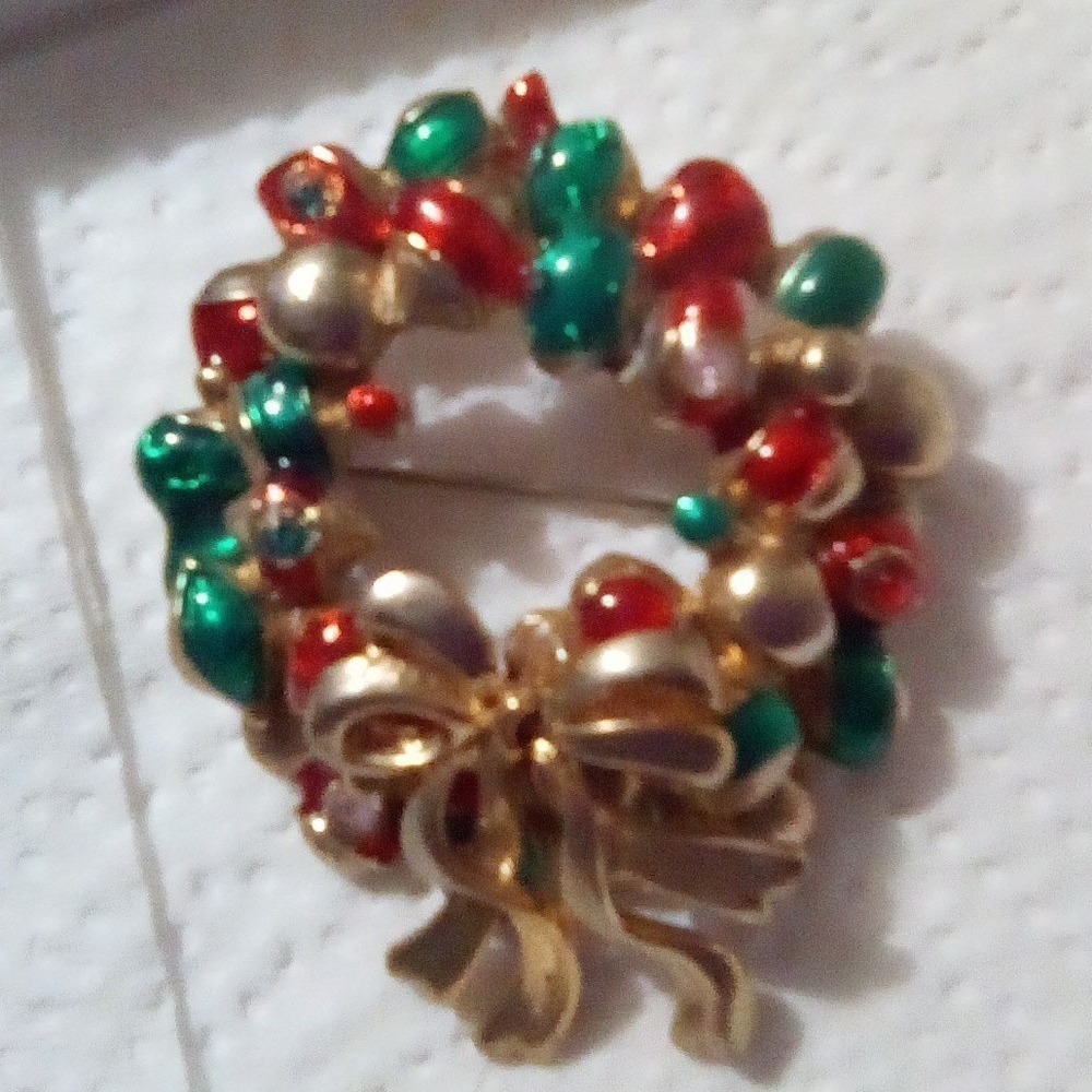 Vintage Christmas Wreath Rhinestones Enamel Red & Green Gold Tone Bow Brooch Pin